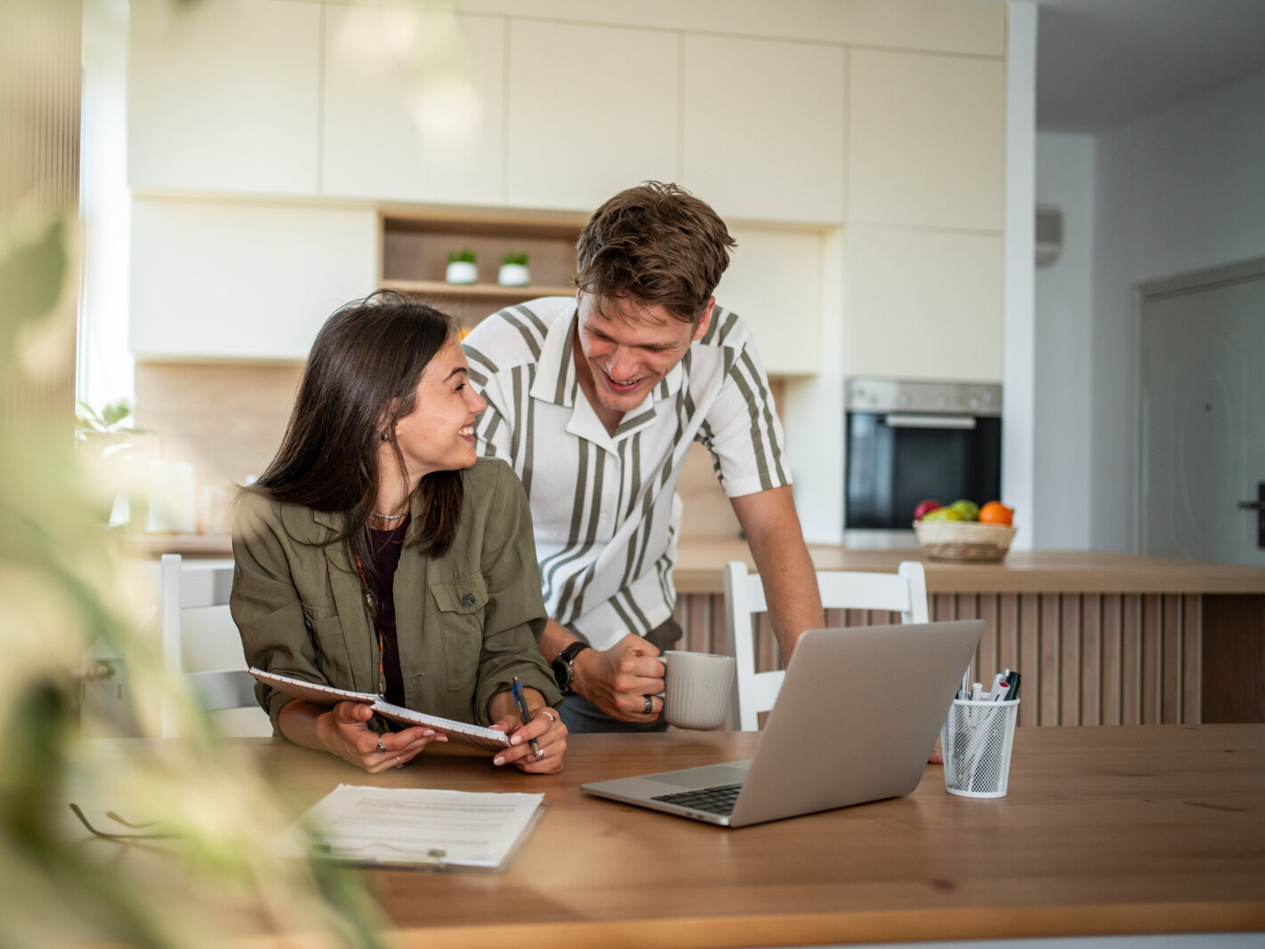 Un couple examine les plans de rénovation de leur maison et le budget du projet