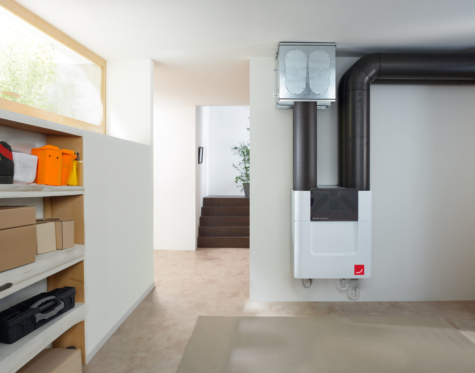 Unité de ventilation compacte Zehnder avec réseau de conduits installée dans le couloir d'une maison