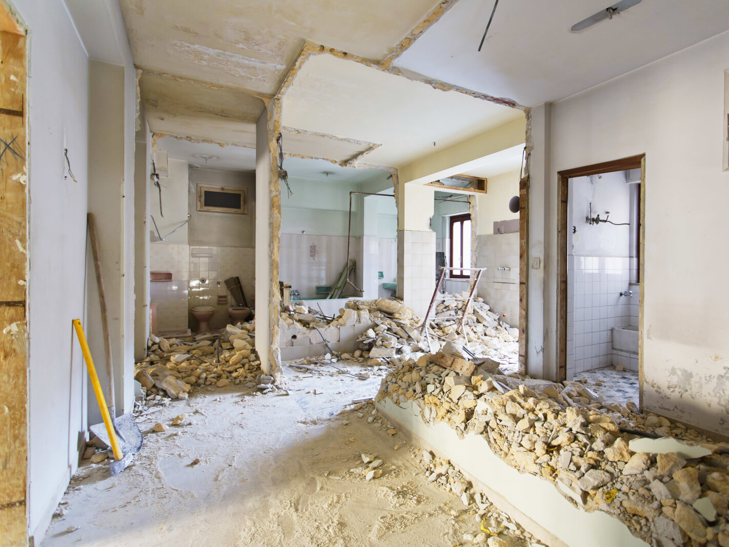 Démontage des éléments intérieurs et travaux de structure dans le cadre d'un projet de rénovation complète d'une maison