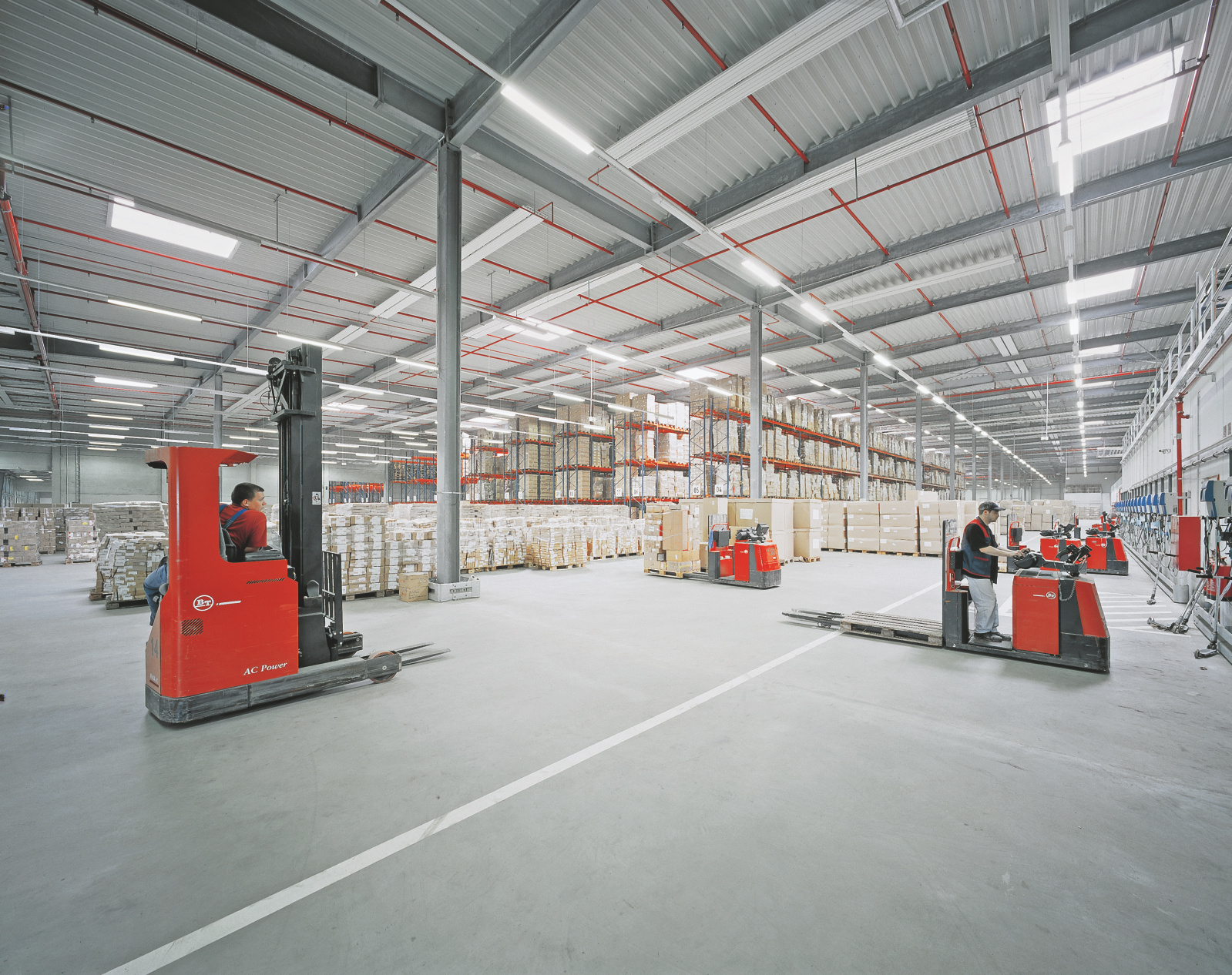 KiK, textile and non-food supplier, Germany, logistics center, forklift, employees, people, high bay warehouse, reference, Press connection, welded connection