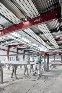 Photo peintre entrepôt panneaux rayonnants Zehnder ZIP