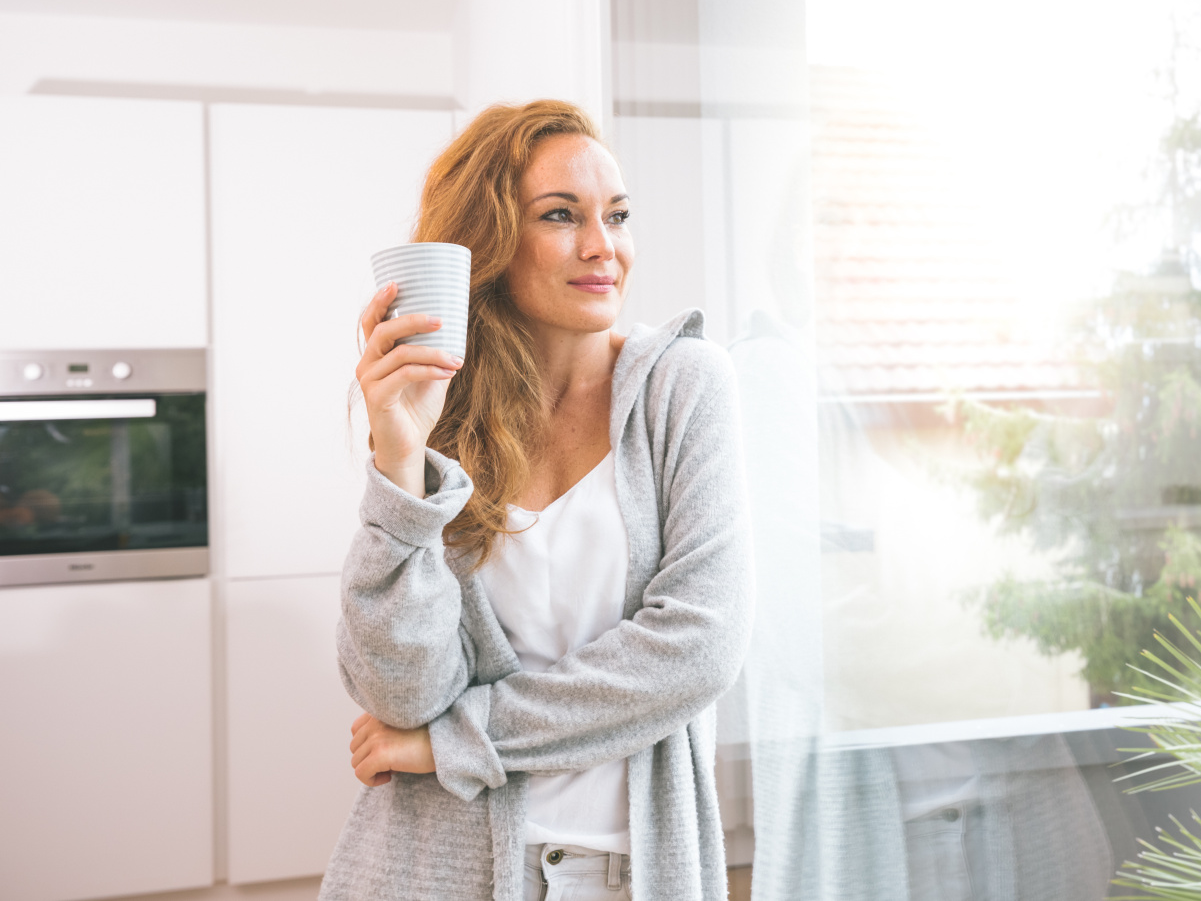 Zehnder_CSY_Finest-indoor-air-comfort-woman-kitchen-window