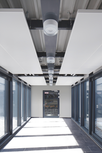 photo couloir batiment panneaux rayonnants Zehnder Alumline