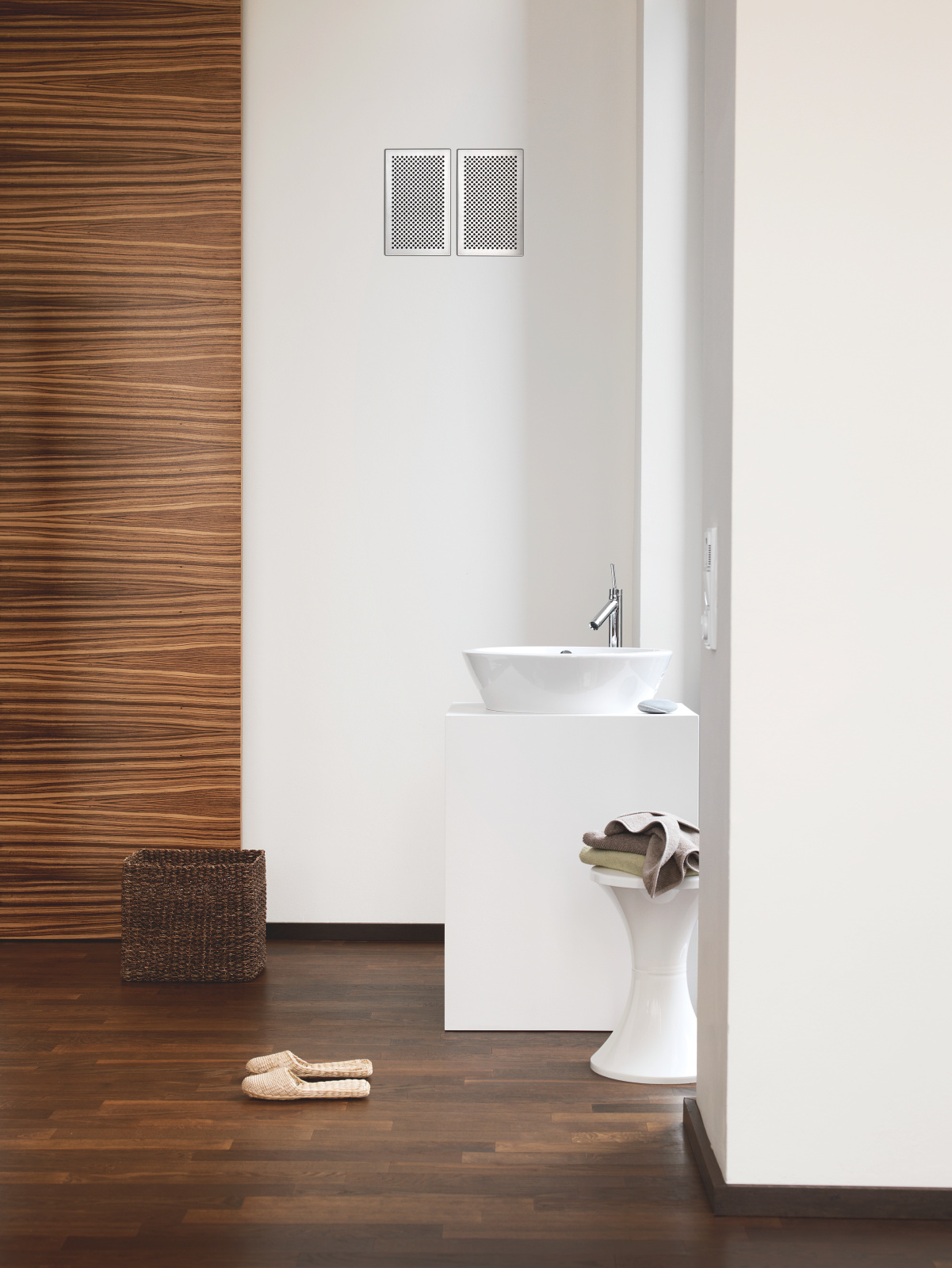 Rendering Zehnder ComfoGrid CLD Comfortable indoor ventilation Front view